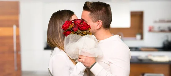 Koppel Dag Van Valentijnskaart Met Bloemen Zoenen Een Huis — Stockfoto