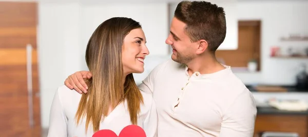 Couple Dans Saint Valentin Tenant Symbole Coeur Dans Une Maison — Photo