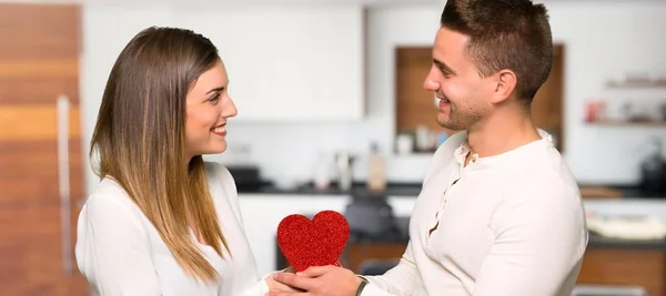 Casal Dia Dos Namorados Segurando Caixa Presente Uma Casa — Fotografia de Stock