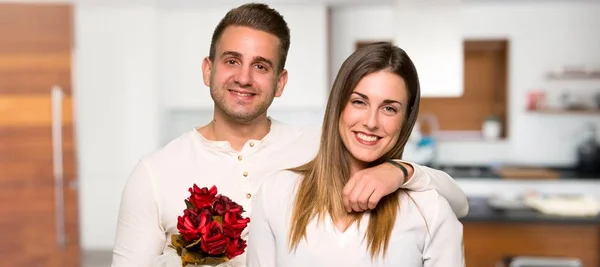 Casal Dia Dos Namorados Com Flores Presentes Uma Casa — Fotografia de Stock