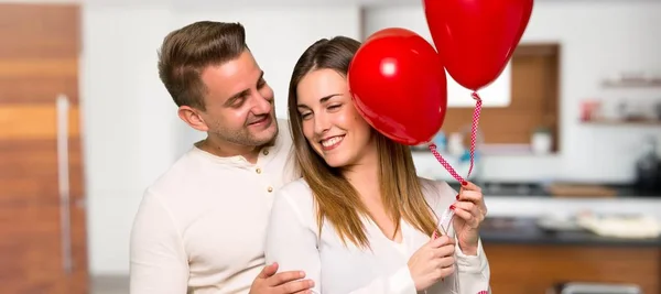 Pareja Día San Valentín Con Globos Con Forma Corazón Una —  Fotos de Stock