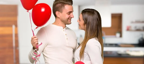 Pár Valentine Den Drží Symbol Srdce Balóny Domě — Stock fotografie