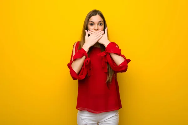 Junges Mädchen Mit Rotem Kleid Über Gelber Wand Die Mund — Stockfoto