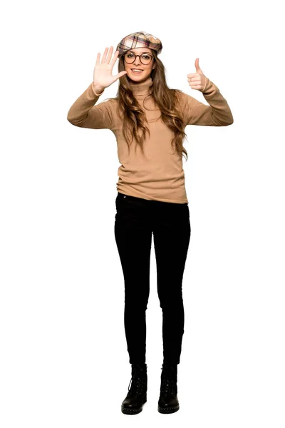 Ganzkörperaufnahme Einer Jungen Frau Mit Baskenmütze Die Mit Den Fingern — Stockfoto