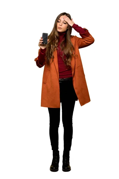 Celovečerní Snímek Mladé Ženy Kabátem Trápí Držení Přerušeno Smartphone Izolované — Stock fotografie