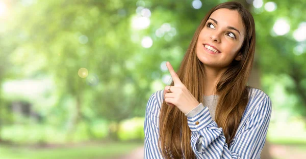 Young Girl Striped Shirt Pointing Great Idea Looking Outdoors — Stock Photo, Image