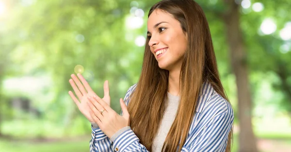 Young Girl Striped Shirt Applauding Presentation Conference Outdoors — Stock Photo, Image