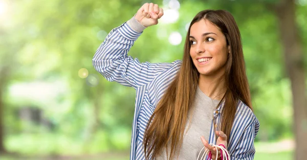 Chica Joven Con Camisa Rayas Sosteniendo Una Gran Cantidad Bolsas — Foto de Stock