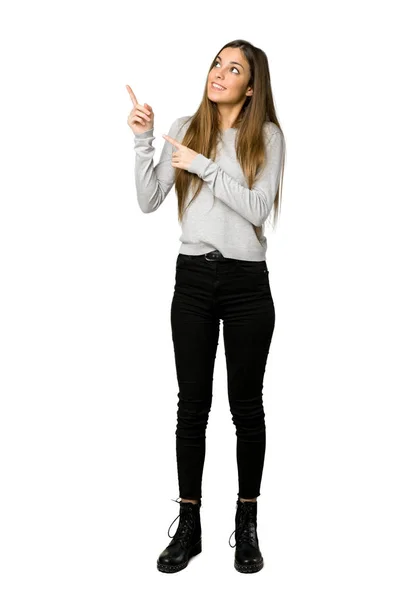 Pełnej Długości Strzał Młoda Dziewczyna Wskazując Palcem Wskazującym Patrząc Białym — Zdjęcie stockowe