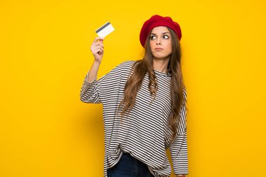 Kızla Fransız tarzı üzerinde sarı duvar telefon ile müzik dinleme