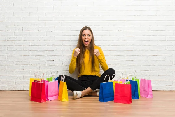 Chica Joven Con Montón Bolsas Compra Frustrado Por Una Mala — Foto de Stock