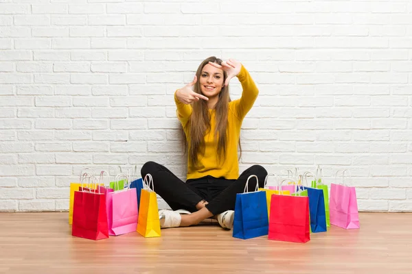 Jeune Fille Avec Beaucoup Sacs Provisions Visage Mise Point Symbole — Photo