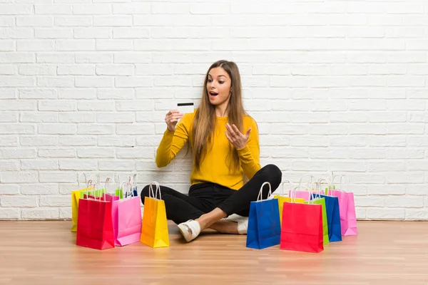 Jong Meisje Met Veel Boodschappentassen Holding Een Credit Kaart Verrast — Stockfoto