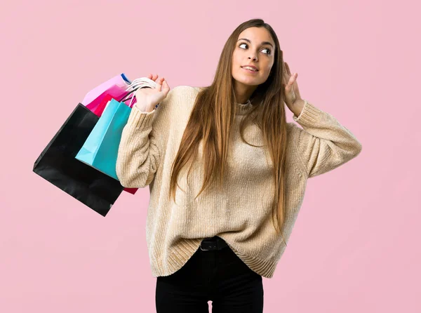 Jong Meisje Met Boodschappentassen Luisteren Naar Iets Door Hand Zetten — Stockfoto