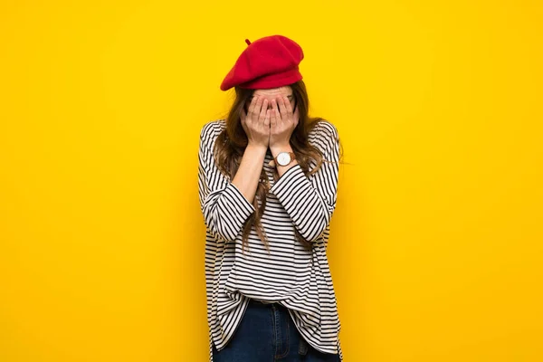 Mädchen Mit Französischem Stil Über Gelbe Wand Mit Müdem Und — Stockfoto