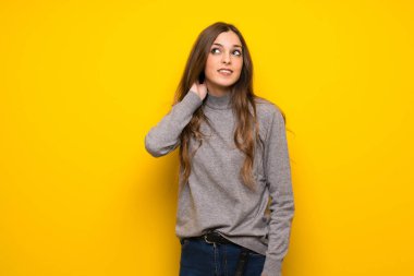 Sarı duvarın şüpheleri üzerinden genç kadın