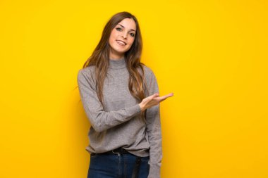 Süre seyir gülümseyen doğru bir fikir sunmak sarı duvarın üzerinden genç kadın