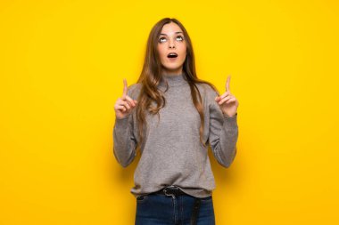 Genç kadın şaşırttı ve yukarı dönük sarı duvarın üzerinden