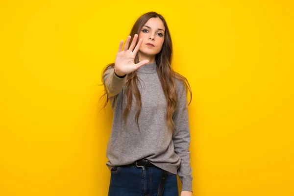 Jovem Mulher Sobre Parede Amarela Fazendo Parar Gesto Negando Uma — Fotografia de Stock