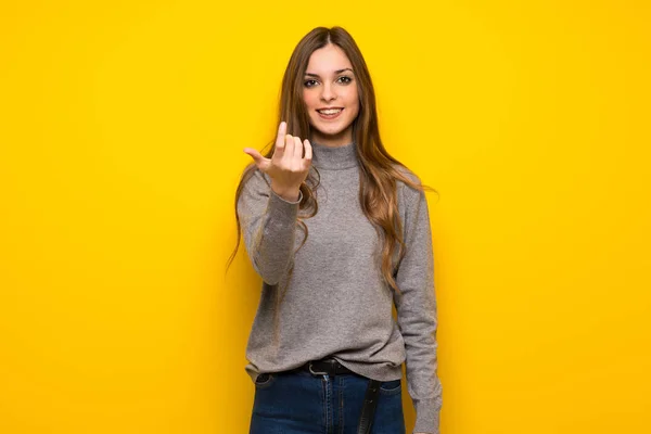 Mujer Joven Sobre Pared Amarilla Invitando Venir Con Mano Feliz — Foto de Stock