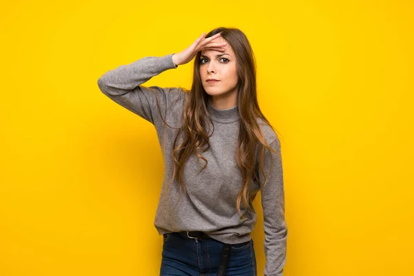 Giovane Donna Sopra Muro Giallo Guardando Lontano Con Mano Guardare — Foto Stock