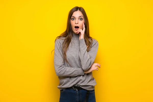 Junge Frau Über Gelbe Wand Überrascht Und Schockiert Beim Blick — Stockfoto