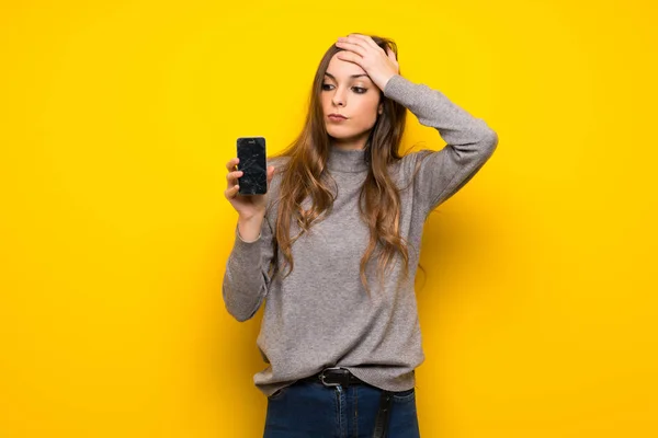 Νεαρή Γυναίκα Πάνω Από Κίτρινο Τοίχο Ταραγμένο Εκμετάλλευση Σπασμένα Smartphone — Φωτογραφία Αρχείου