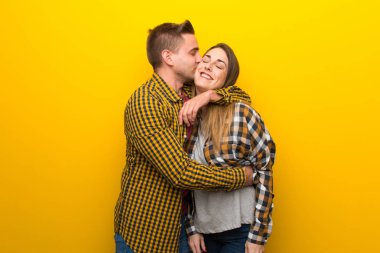 Sevgililer günü öpüşme içinde çift