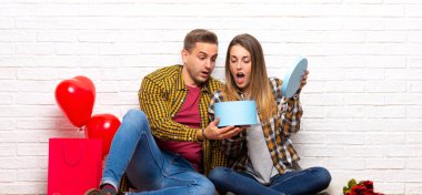 İki Sevgililer günü hediye kutusu elinde holding, sonra