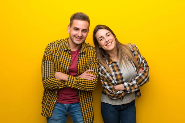 Pareja Día San Valentín Manteniendo Los Brazos Cruzados Mientras Sonríe —  Fotos de Stock