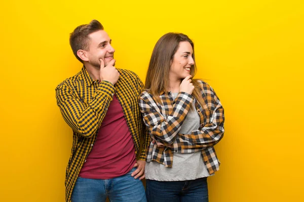 Pár Valentine Den Při Pohledu Stranu — Stock fotografie