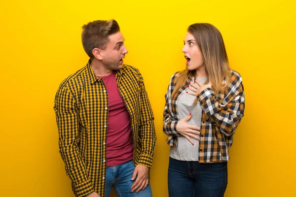 Coppia Nel Giorno San Valentino Con Sorpresa Espressione Facciale Scioccata — Foto Stock