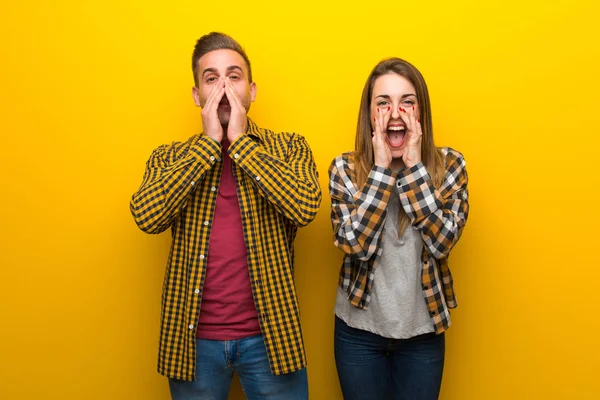 Pareja San Valentín Gritando Anunciando Algo — Foto de Stock