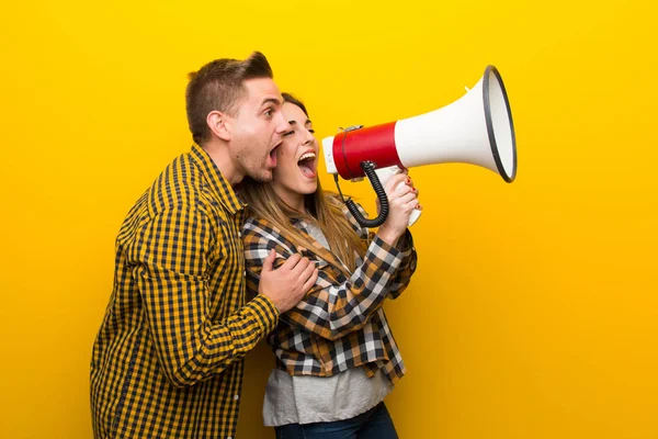 Couple Valentine Day Shouting Megaphone — Stock Photo, Image