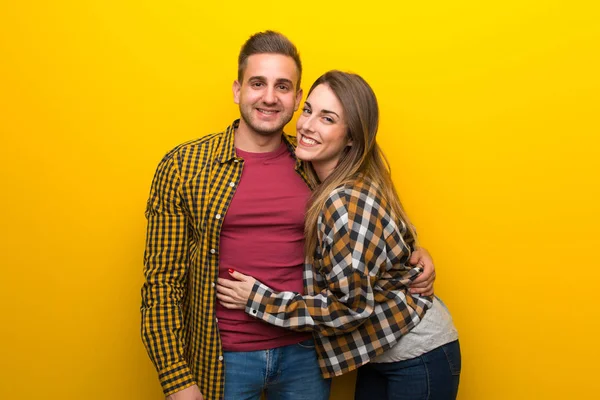 Casal Dia Dos Namorados Abraçando — Fotografia de Stock