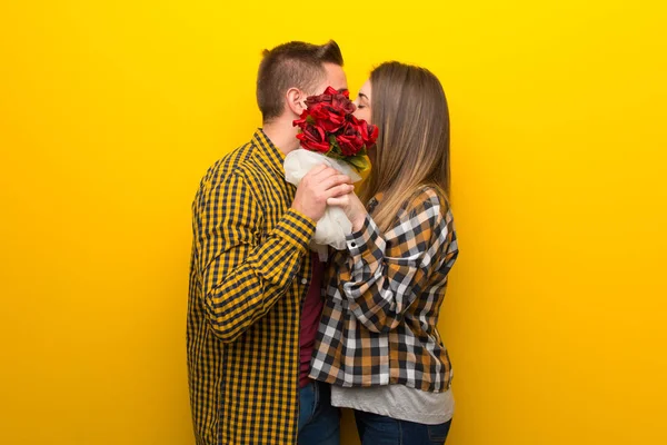 Pareja Día San Valentín Con Flores Besos — Foto de Stock