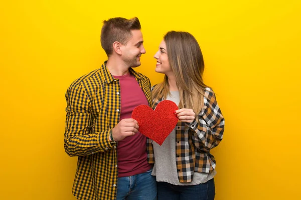 Pár Valentine Den Drží Symbol Srdce — Stock fotografie