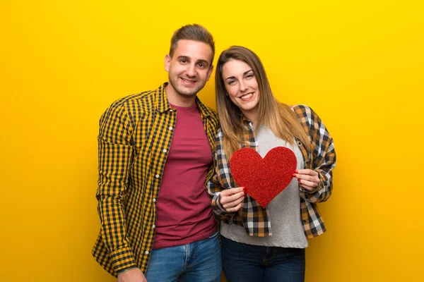 Casal Dia Dos Namorados Segurando Símbolo Coração — Fotografia de Stock