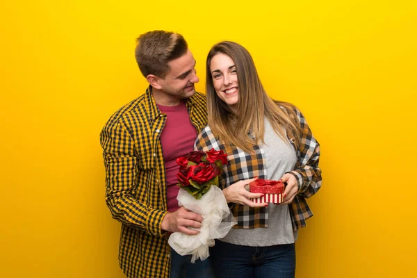 Koppel Dag Van Valentijnskaart Met Bloemen Geschenken — Stockfoto