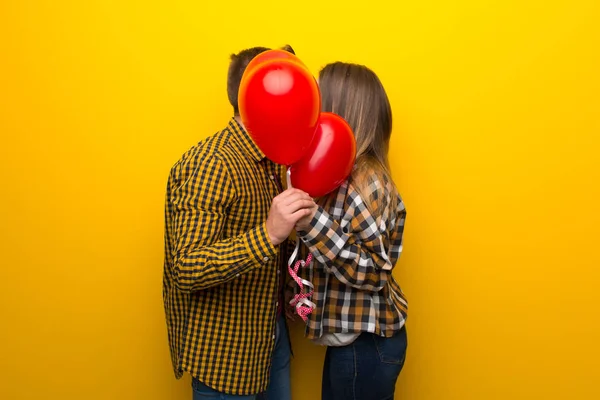 Par Alla Hjärtans Dag Med Ballonger Med Hjärta Form — Stockfoto