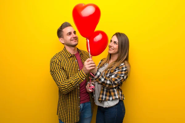 Couple Saint Valentin Avec Des Ballons Forme Coeur — Photo