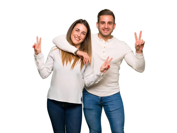 Casal Dia Dos Namorados Sorrindo Mostrando Sinal Vitória — Fotografia de Stock