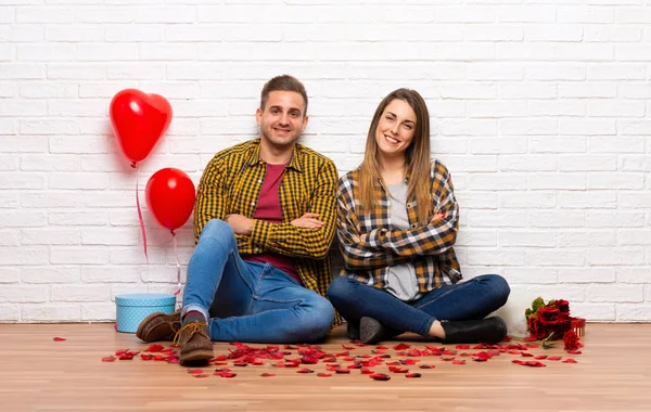 Coppia Nel Giorno San Valentino Casa Tenendo Braccia Incrociate — Foto Stock