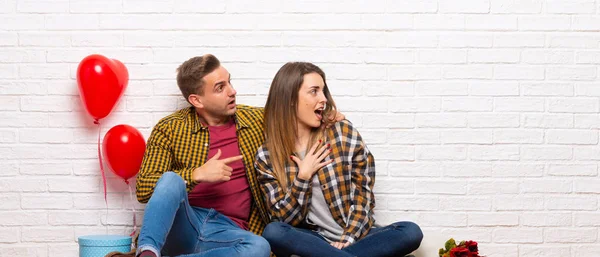 Couple Valentine Day Indoors Pointing Finger Side Surprised Face — Stock Photo, Image