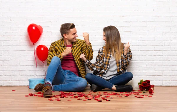 Casal Dia Dos Namorados Interior Comemorando Uma Vitória Posição Vencedor — Fotografia de Stock