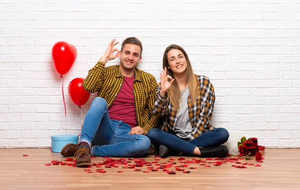 屋内で指で のサインを示すのバレンタインの日のカップル — ストック写真