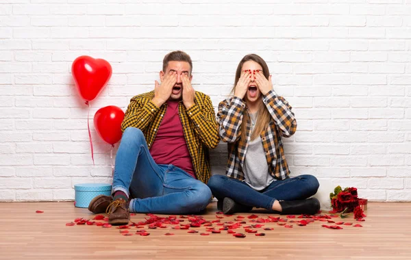 Pareja Día San Valentín Interiores Cubriendo Los Ojos Con Las —  Fotos de Stock