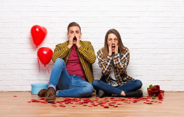 Pareja Día San Valentín Interiores Gritando Anunciando Algo —  Fotos de Stock