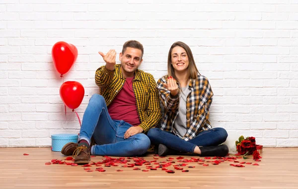 Pareja Día San Valentín Interiores Invitando Venir Con Mano —  Fotos de Stock