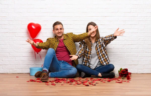 Pareja Día San Valentín Interiores Presentando Invitando Venir —  Fotos de Stock